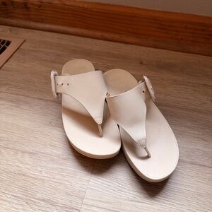Elegant Cream Women's FitFlopSandals